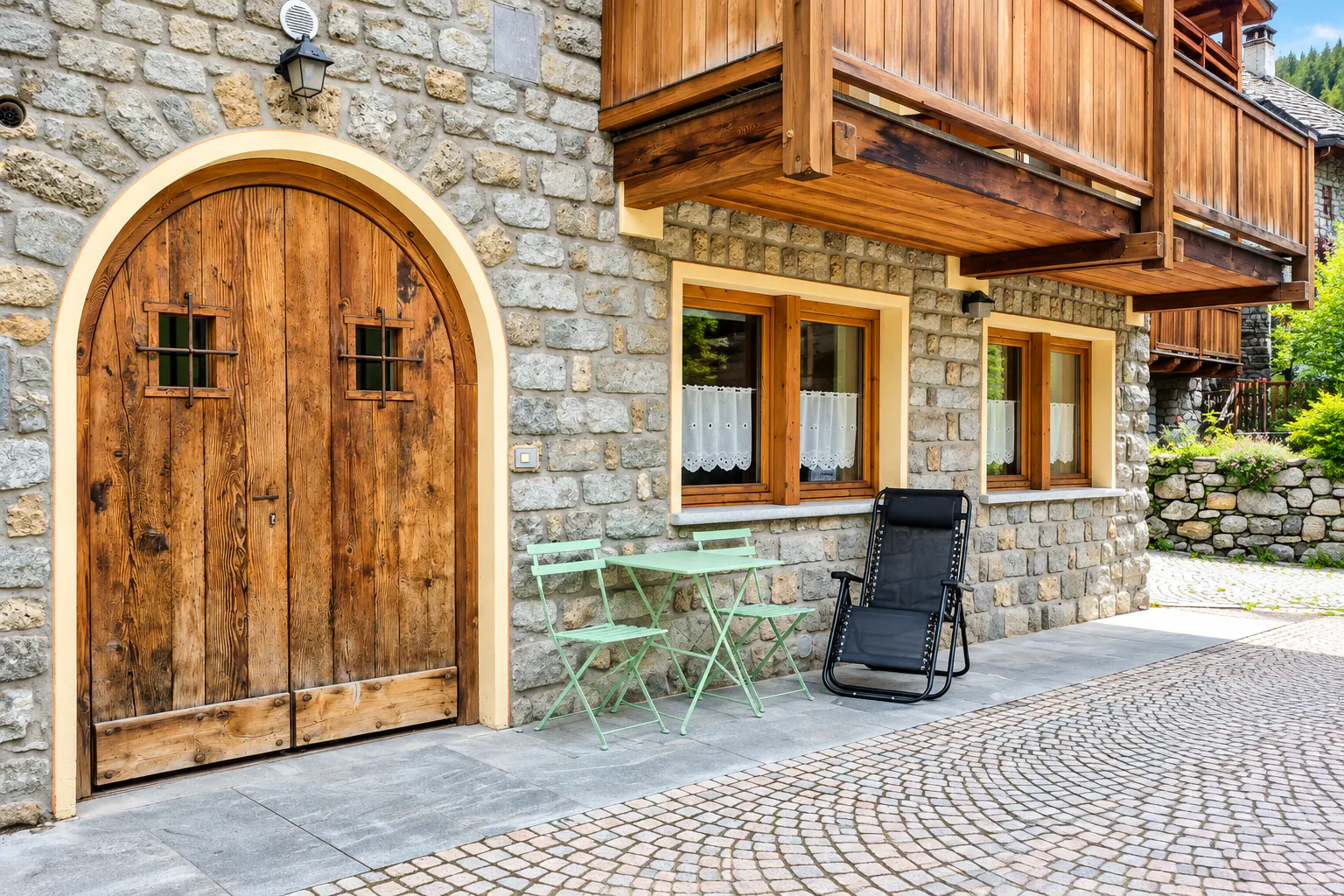 Esterno in pietra e legno della casa vacanze a Entrèves